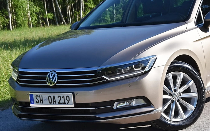 Volkswagen Passat cena 65700 przebieg: 227000, rok produkcji 2016 z Chełmża małe 781